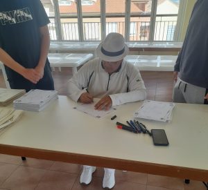 Gonród firmando de obras de arte pinturas y dibujos